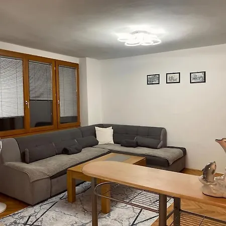Atraktivan Stan U Blizini Centra Apartment